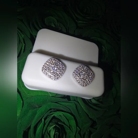 Moissanite 0.68 ct - Elegant 925 Sterling Silver Stud Earrings - Picture 3 of 8